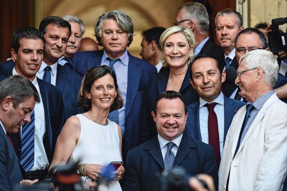 Les huit députés Rassemblement national ou apparentés, dont Marine Le Pen, élue dans le Pas-de-Calais, en juin 2017 à l'Assemblée nationale.