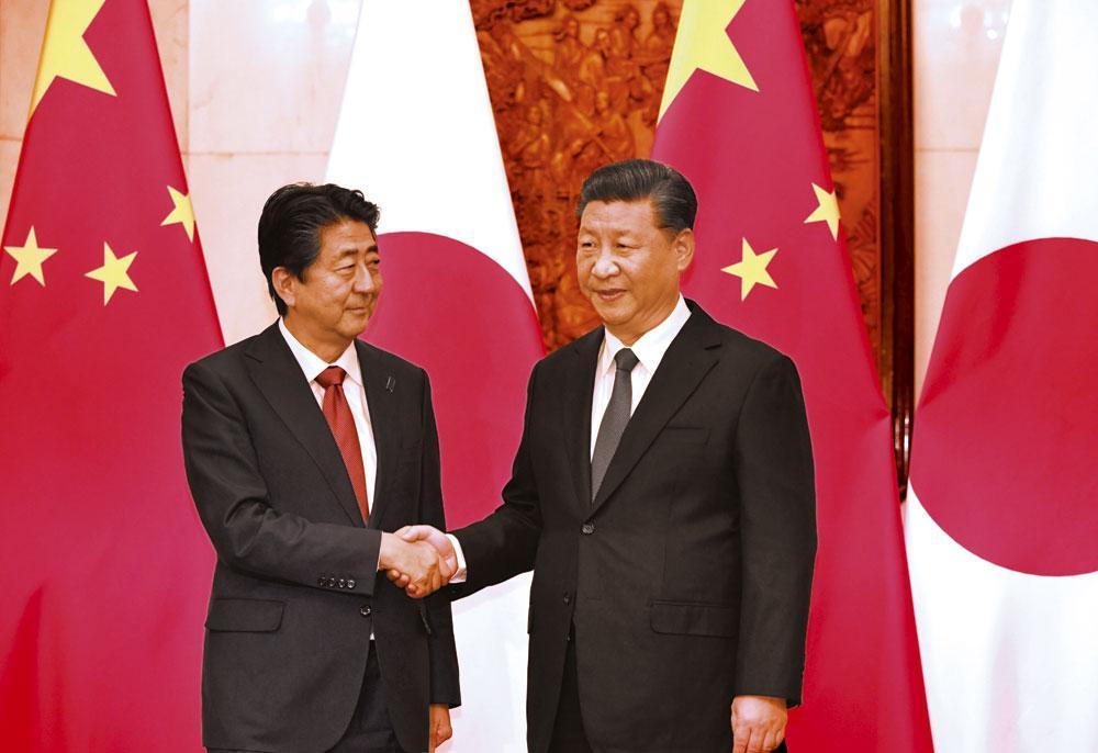 Le Premier ministre japonais, Shinzo Abe (à g.), et le président chinois, Xi Jingping, lors d'un sommet à Pékin, en octobre 2018.