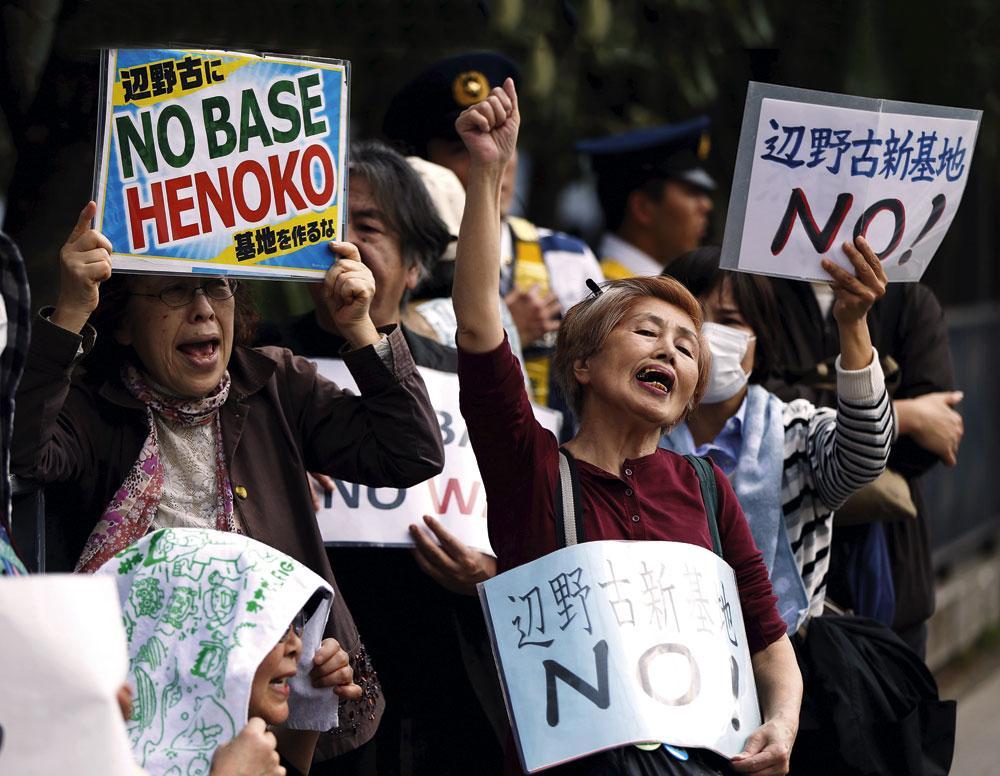Les Okinawaiens s'opposent à la relocalisation à Henoko de la base militaire américaine de Futenma.