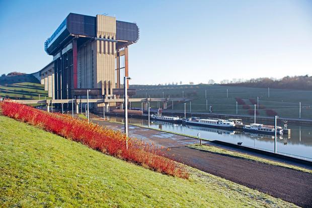 En 2012, l'ingénieur Pierre Fabeck a étudié l'aménagement d'une centrale au niveau de l'ascenseur à bateaux funiculaire de Strépy-Thieu, sur le canal du Centre.