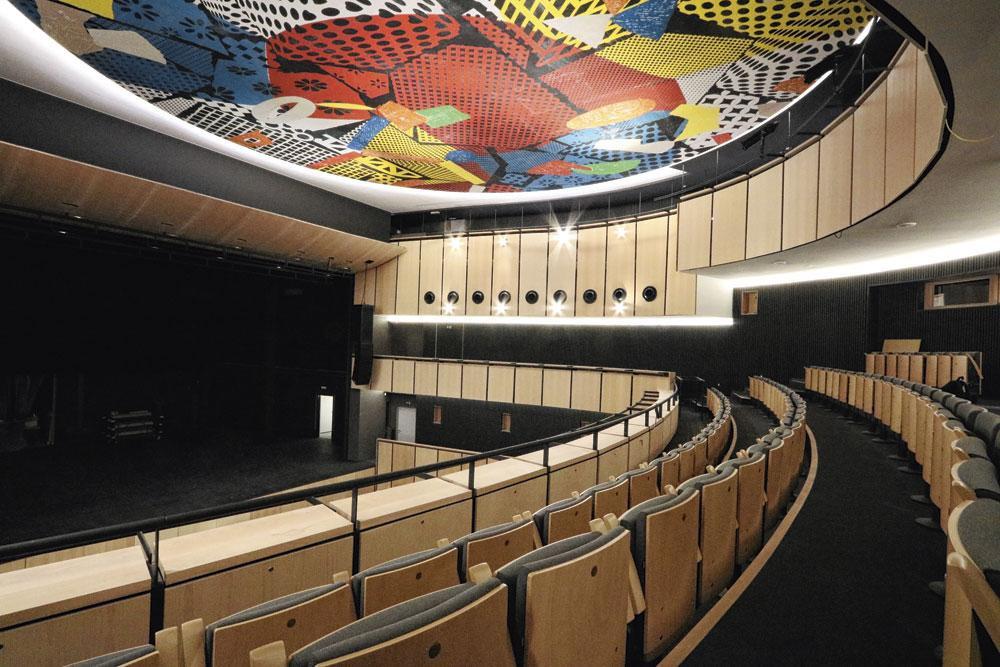 La plus grande salle est dominée par une oeuvre circulaire d'Yves Zurstrassen.