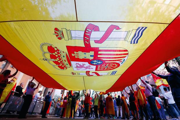 Les partisans de l'unité espagnole sont sortis de leur réserve pour réclamer le maintien de la Catalogne, dimanche 8 octobre.