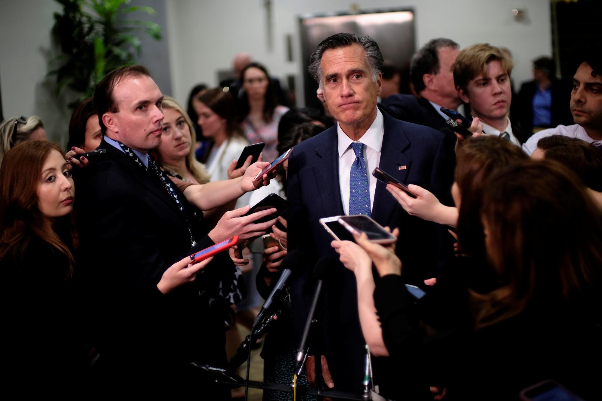 Dans le cas du dossier ukrainien, mis à part le sénateur de l'Utah et ancien candidat présidentiel Mitt Romney, très peu d'élus républicains se sont indignés. 