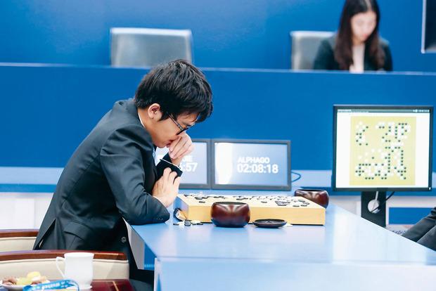 En mai dernier, le meilleur joueur de go du monde, Ke Jie, s'incline devant Alphago, IA développée par Google. 