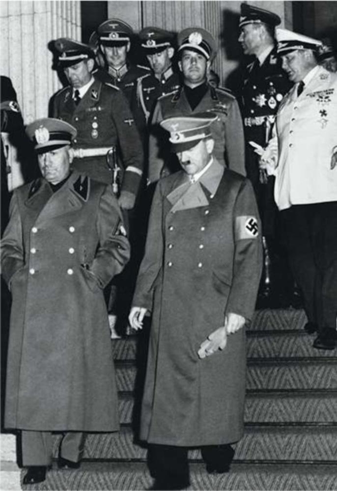 Mussolini lors de la conférence de Munich (1938), invité par Hitler et Göring.