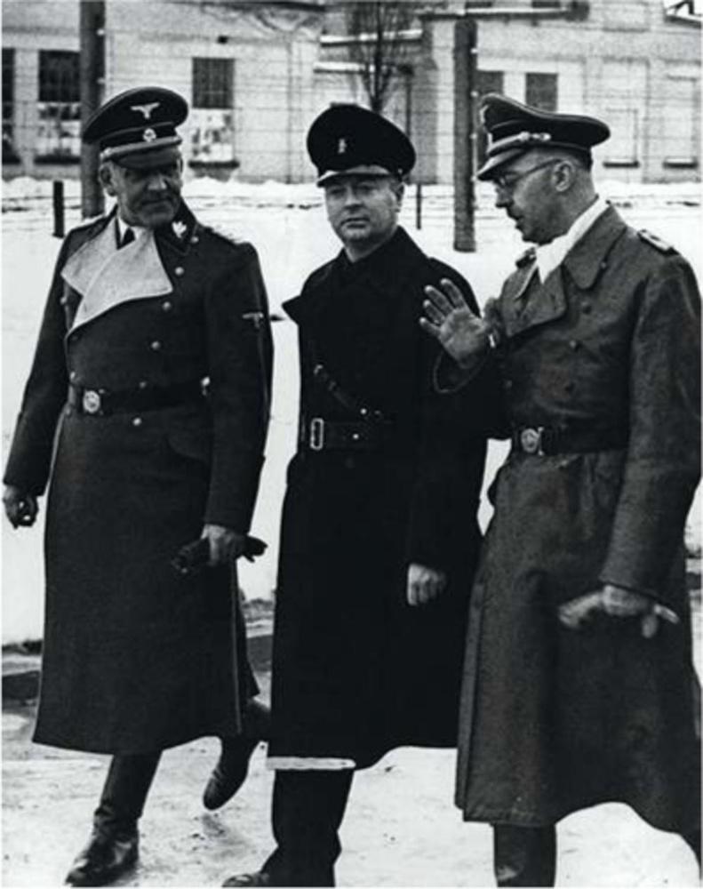 Le camp de concentration de Dachau au début des années 1930. Heinrich Himmler, Anton Mussert et Oswald Pohl visitant le lieu qui deviendra l'enfer sur terre