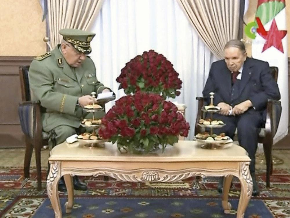 Abdelaziz Bouteflika (à dr.) à la télévision algérienne le 11 mars, au côté du chef d'état-major Gaïd Salah. Il n'a pas dit un mot.