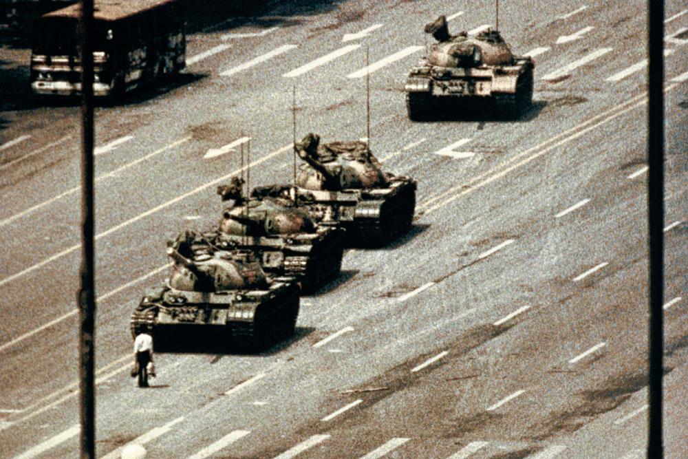 L'image symbolique de la répression du mouvement démocratique de 1989 en Chine : l'étudiant face aux tanks de l'armée sur la place Tiananmen. En quelques heures, l'aspiration au pluralisme démocratique est étouffée par le régime communiste.