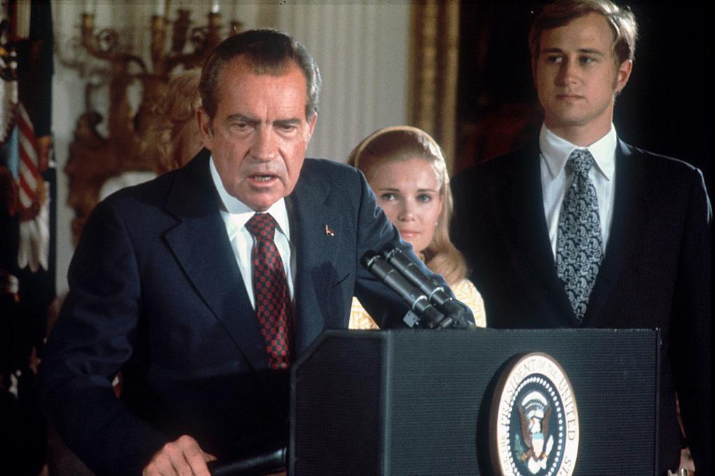 Richard Nixon annonce sa démission.