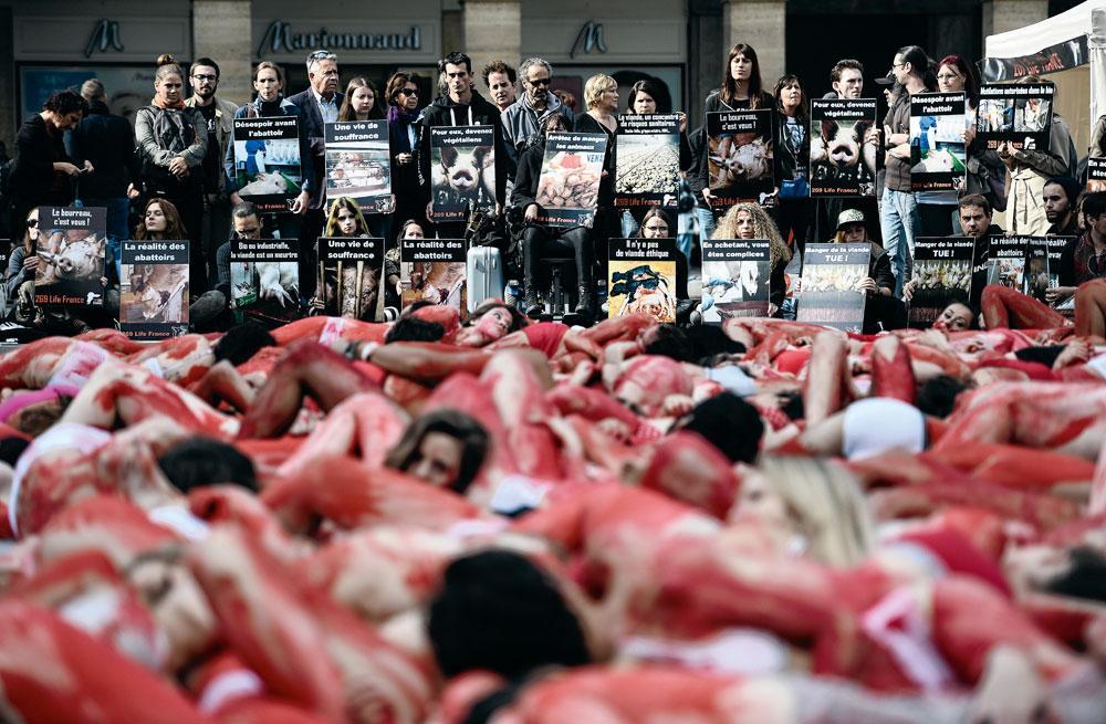 Manifestation, en septembre 2015, à Paris, de 269Life, association pour la défense des droits des animaux. En rouge sang pour l'occasion...