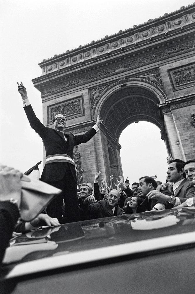 Eternel candidat, Jacques Chirac aimait l'ivresse du suffrage universel et le contact avec ses électeurs. Ici, fraîchement élu maire de Paris, en 1977.