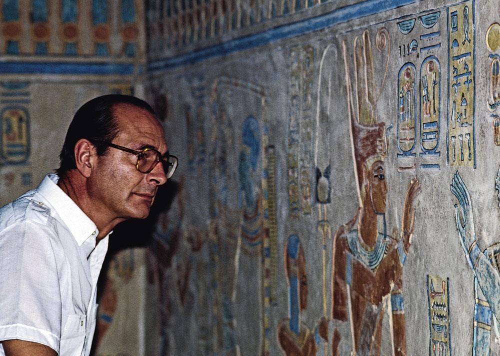 Au musée de Louxor, en Egypte, en 1984. En matière culturelle, l'animal politique avait des goûts très sûrs.