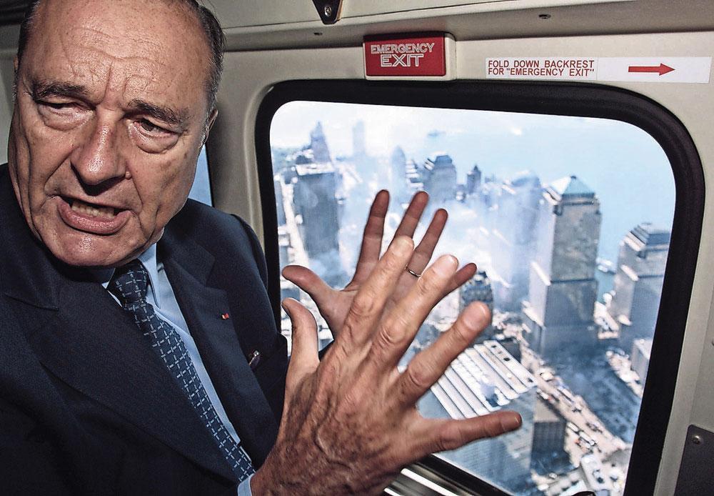 Lyrique et arrogant, il a redonné des couleurs à la politique extérieure. Ici, survolant les ruines du World Trade Center, en septembre 2001.