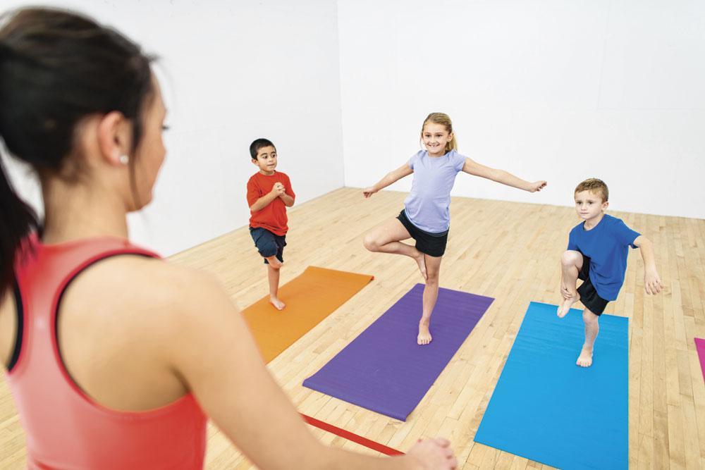 Alors que le yoga des adultes insiste surtout sur le calme et la méditation, celui des enfants laisse une grande place au jeu et aux éclats de rire,