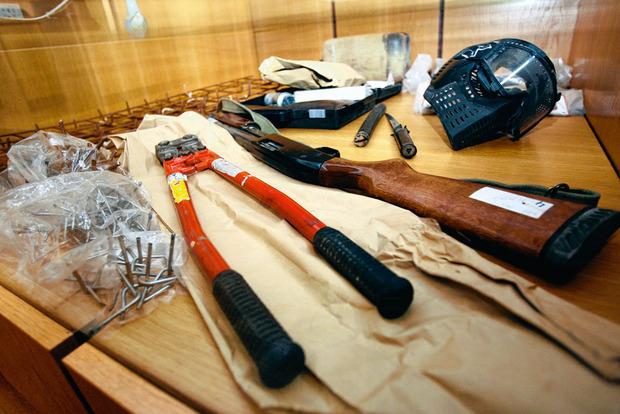 Les armes saisies, exposées lors du procès de François Troukens, à Mons, en 2006.