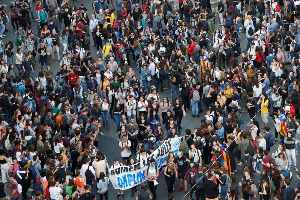 Des Catalans en colère tentent de bloquer des routes et l'aéroport de Barcelone
