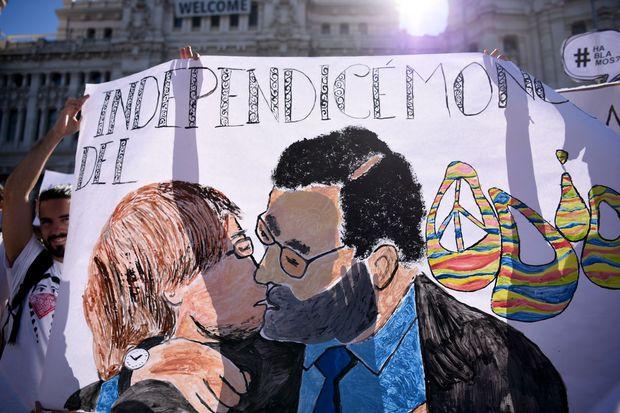Le premier ministre espagnol Mariano Rajoy embrassant le président de la Catalogne Carles Puigdemont