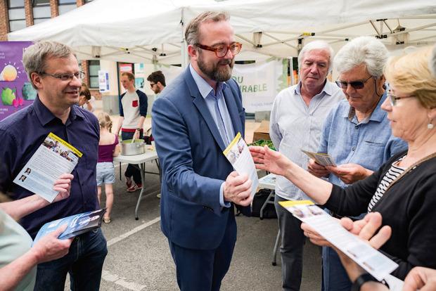 Avant chaque scrutin, les candidats battent campagne sur les marchés. Christophe Itier, pour REM, vient à la rencontre des électeurs, à Faches-Thumesnil, le 31 mai.