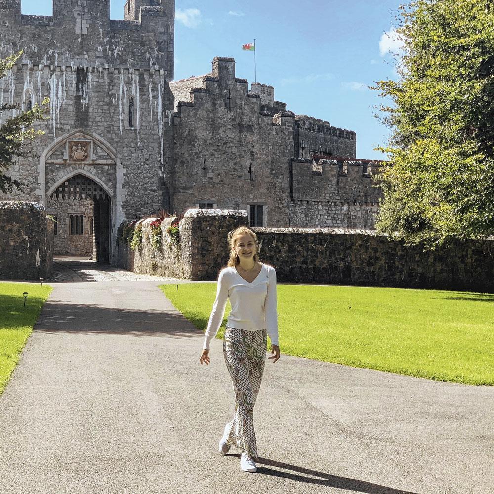 Elisabeth devant le château médiéval gallois qui abrite son collège, où elle terminera ses secondaires fin mai prochain.