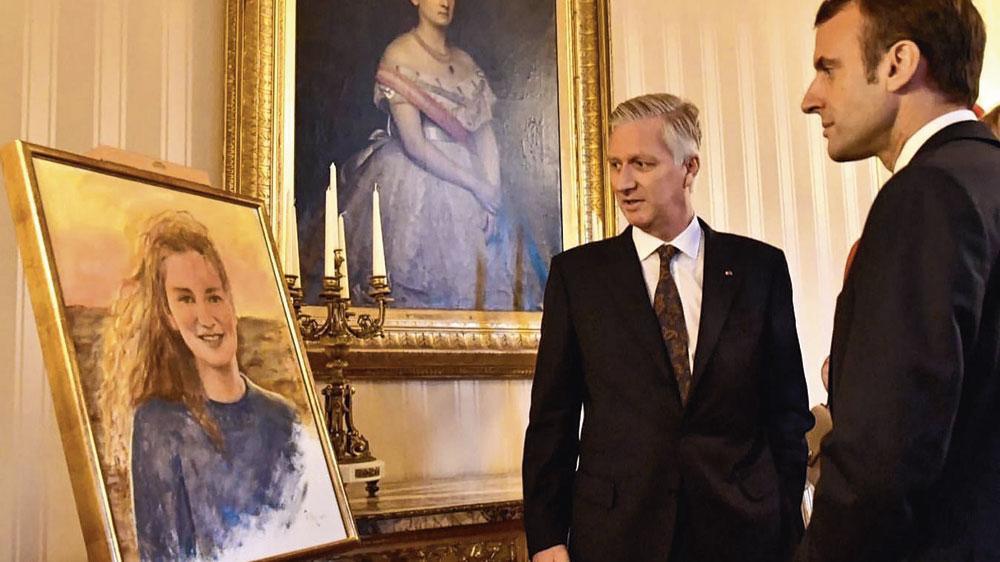 Le roi Philippe a peint un portait d'Elisabeth, montré au couple présidentiel français Emmanuel et Brigitte Macron lors d'un déjeuner privé au palais royal, le 19 novembre 2018.
