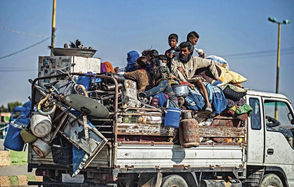 Le 10 octobre, des villageois kurdes et arabes se réfugient dans la ville de Tel Tamer. Quatre jours plus tard, l'ONU dénombrait au moins 160 000 déplacés.