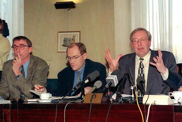 Adrien Masset (au centre), expert de la seconde commission d'enquête parlementaire présidée en 1997 par le CD&V Tony Van Parys (à dr.) : 