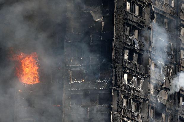 Incendie d'une tour HLM à Londres: nouveau bilan d'au moins 12 morts et de nombreux disparus
