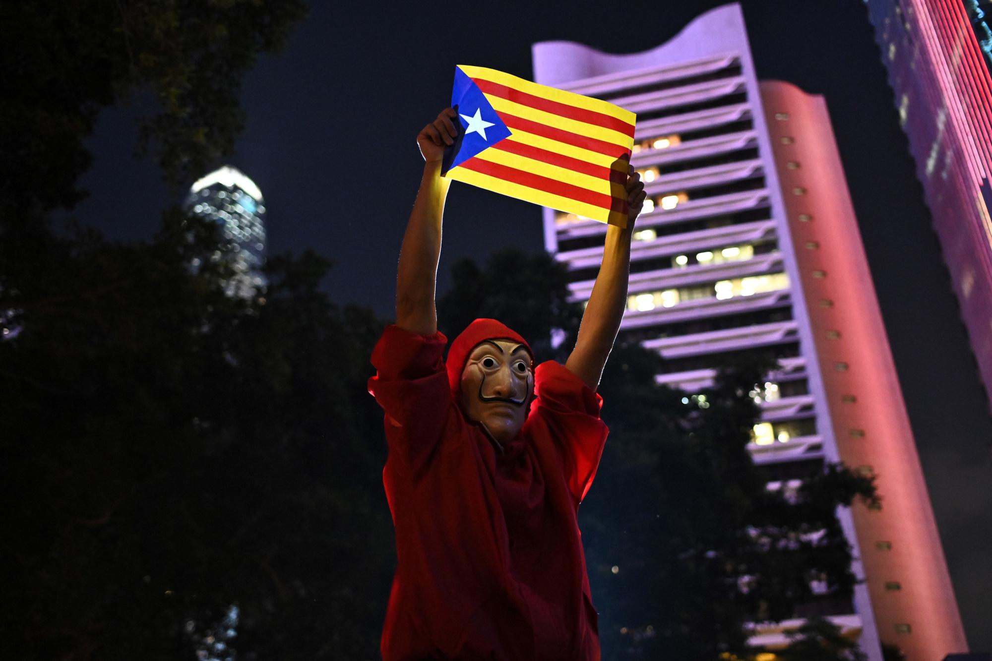 A Hong Kong, les manifestants montrent leur solidarité avec les Catalans.