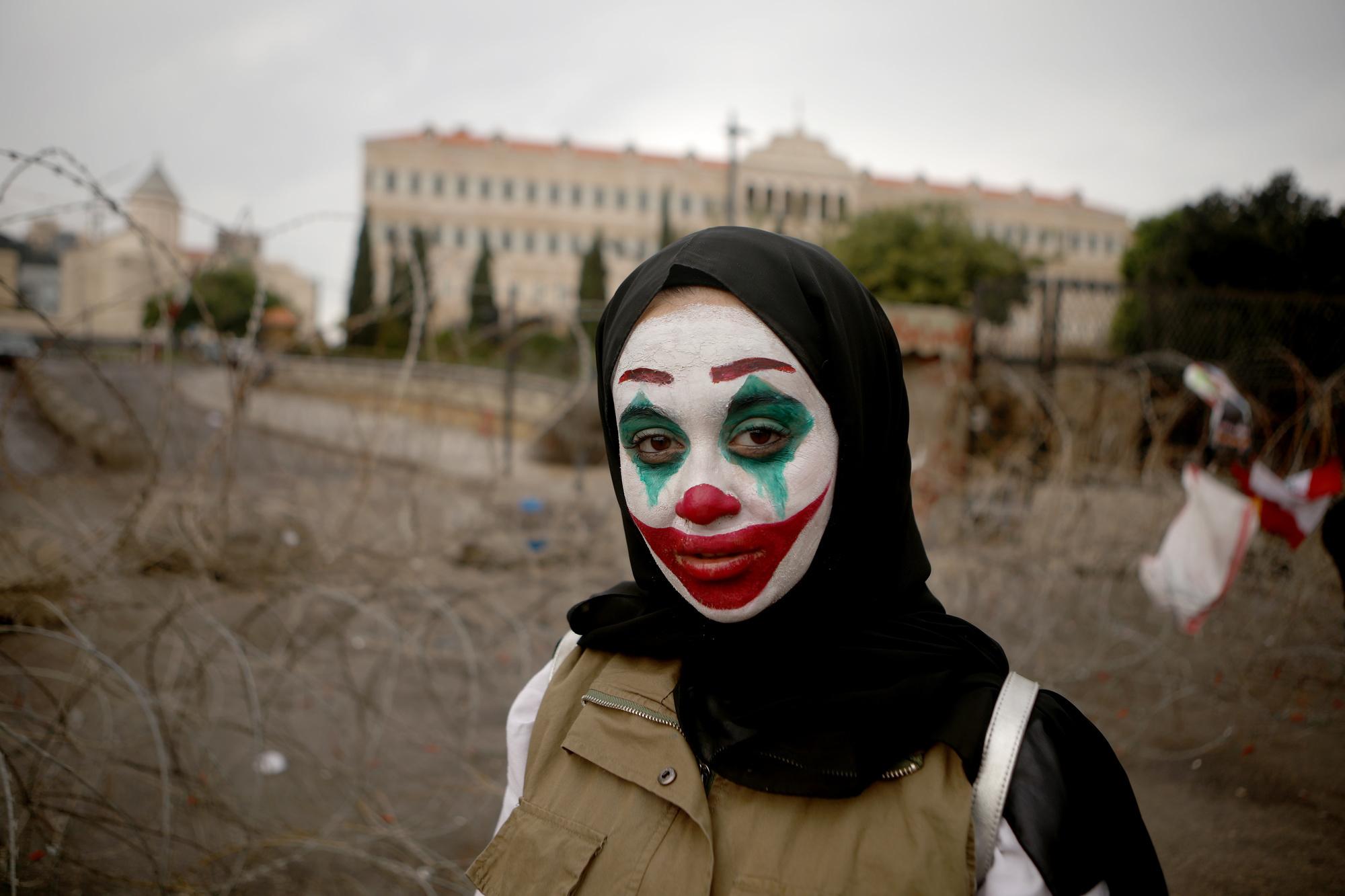 Une femme grimée en Joker au Liban.