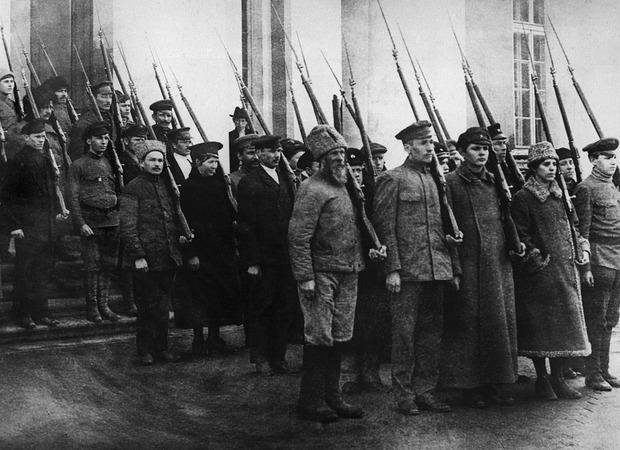 Les débuts de l'Armée rouge : les bolcheviks apprennent le maniement des armes à la population.