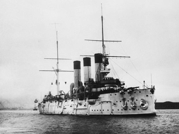 Une cartouche à blanc tirée depuis le croiseur Aurora est le coup d'envoi (symbolique) de la révolution d'Octobre. 
