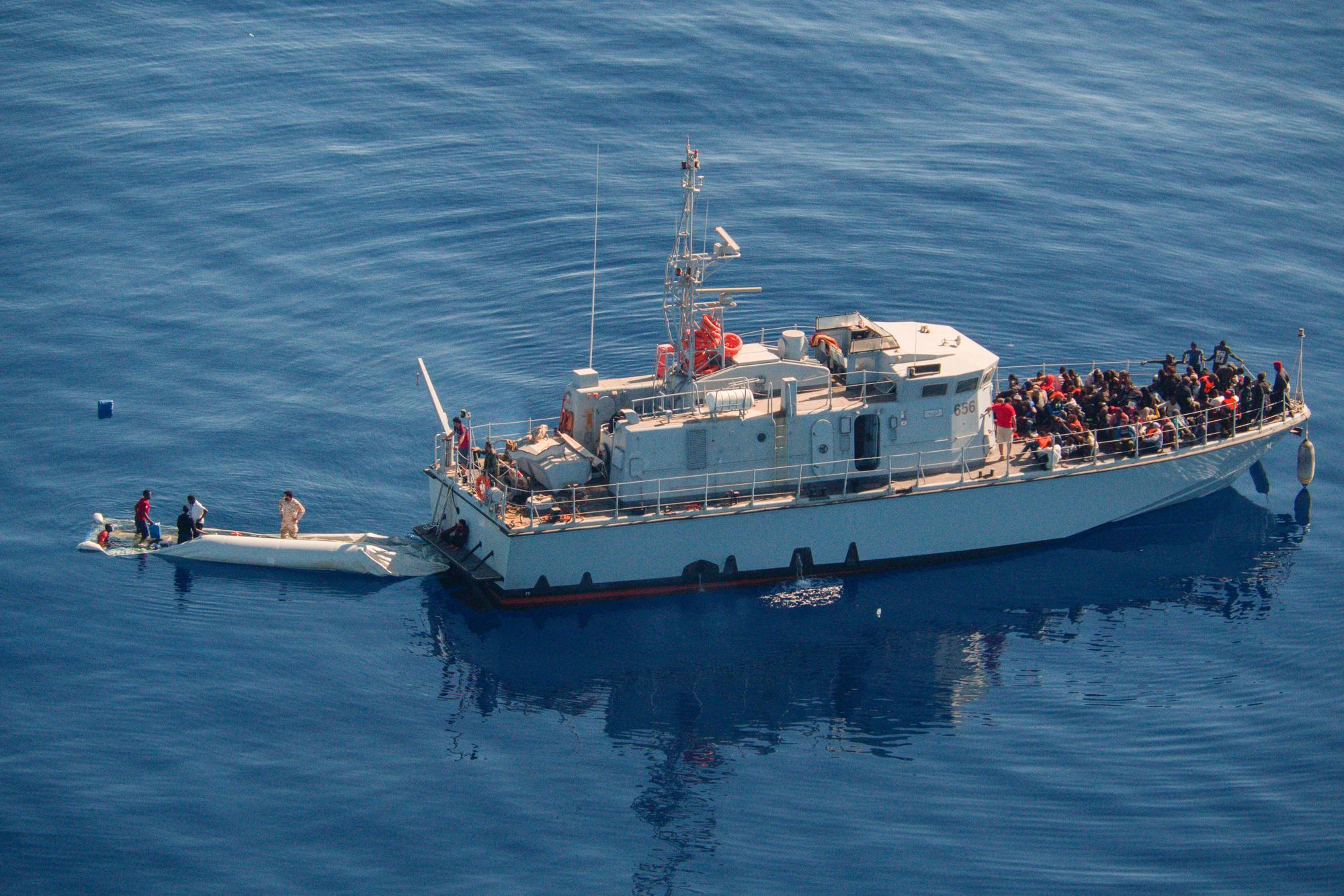 Un bateau des garde-côtes libyens récupère des migrants tombés en mer.