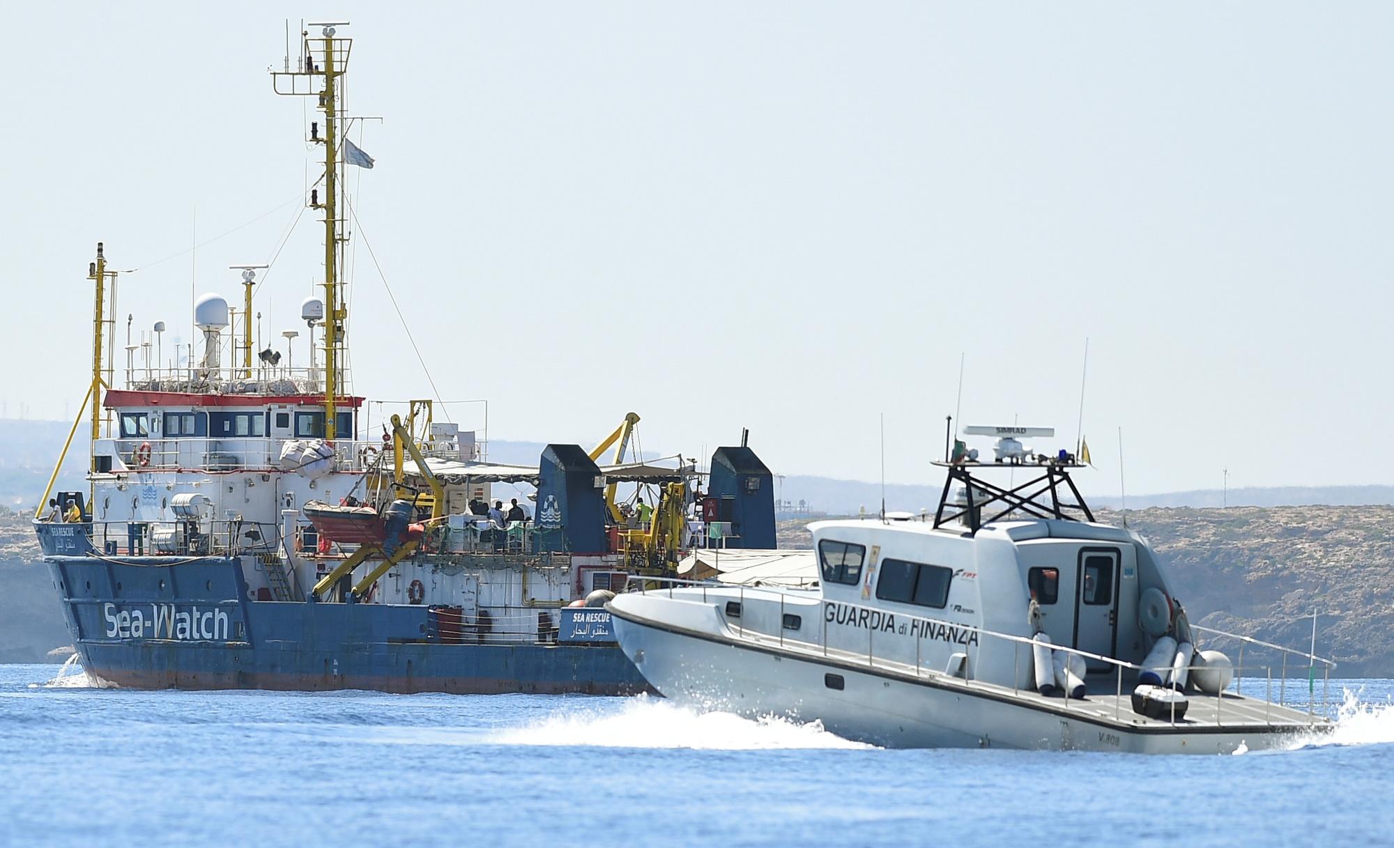 Le Sea-Watch 3 et les garde-côtes italiens.