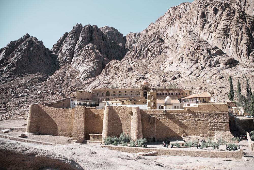 Isolé à 1 500 mètres d'altitude, le monastère Sainte-Catherine est occupé sans discontinuer depuis l'origine. Seuls vingt-quatre moines y résident encore.
