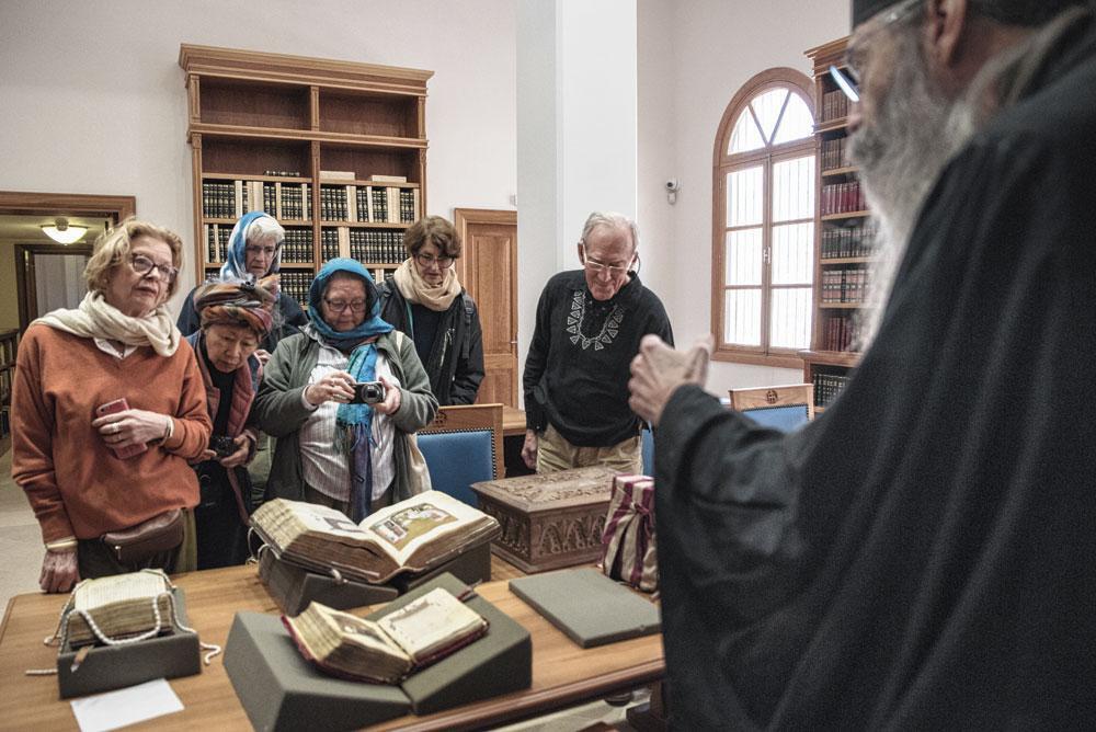 Un groupe de pèlerins visite le monastère. La bibliothèque, bien que fermée au public, peut accueillir des groupes aux liens étroits avec le monastère, ainsi que des chercheurs.