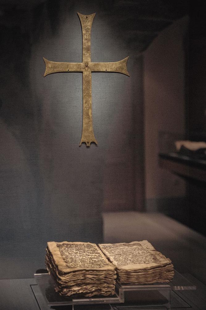 Le Codex Sinaiticus, plus ancien manuscrit connu de la Bible, date du ive siècle et rassemble L'Ancien et Le Nouveau Testament écrits en onciale, une graphie particulière des alphabets latin et grec utilisée du iiie au viiie siècle.