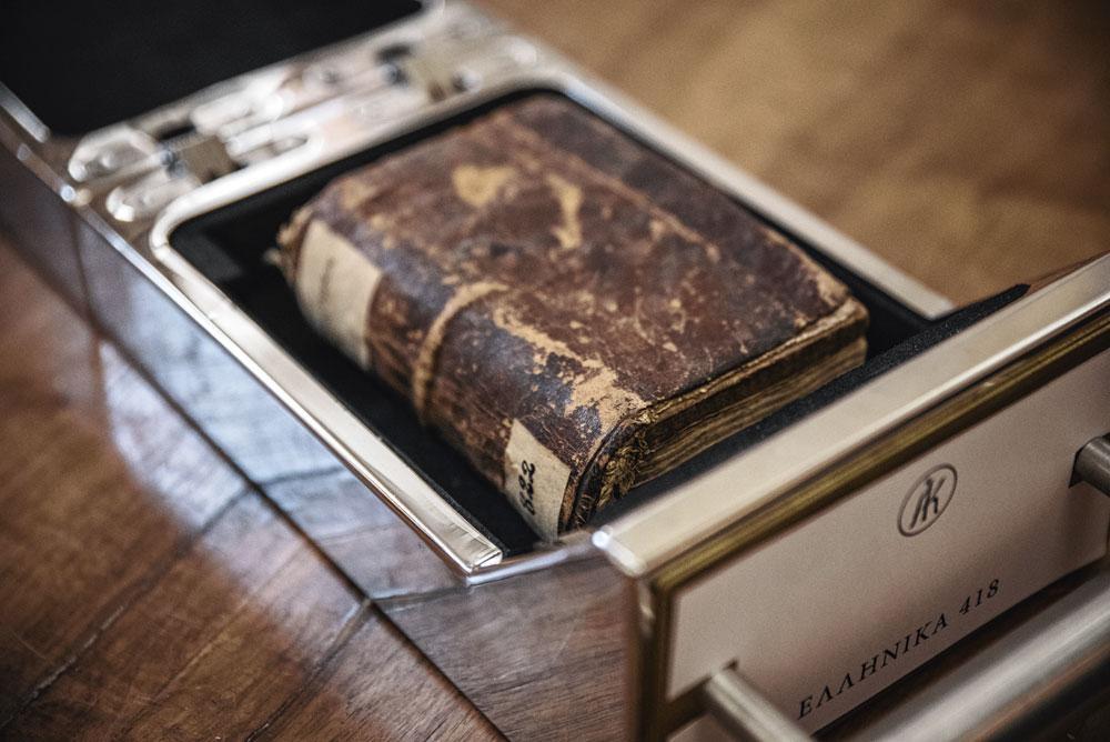 Le père Justin essaie le prototype d'une des 3 500 boîtes en acier, faites sur mesure, afin que chaque manuscrit soit protégé du feu, de la poussière, de l'humidité, mais aussi des éventuelles secousses sismiques.