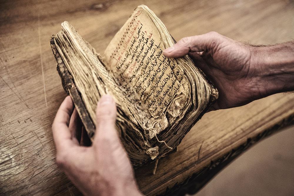 Un manuscrit en langue arabe, datant du xie siècle, présente de graves signes d'usure. Certaines pages ont été recousues.