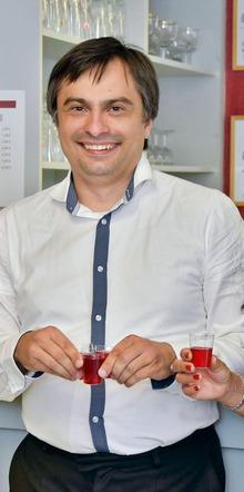 Attaché de cabinet à la Ville de Liège, Valéry Dvoinikov fils est le président-fondateur de la fondation Pierre le Grand.