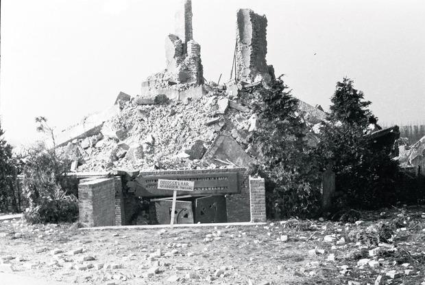 La première tour de l'Yser, dynamitée en mars 1946 : châtiment pour la collaboration flamingante avec l'occupant nazi.