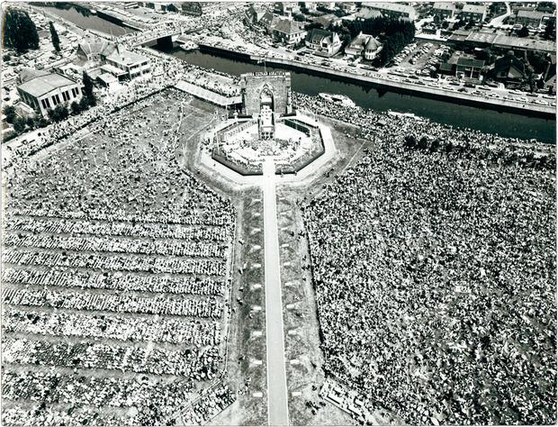Le pèlerinage de l'Yser en 1973, vu du sommet de la tour : quand la Flandre se faisait entendre jusqu'à Bruxelles. 