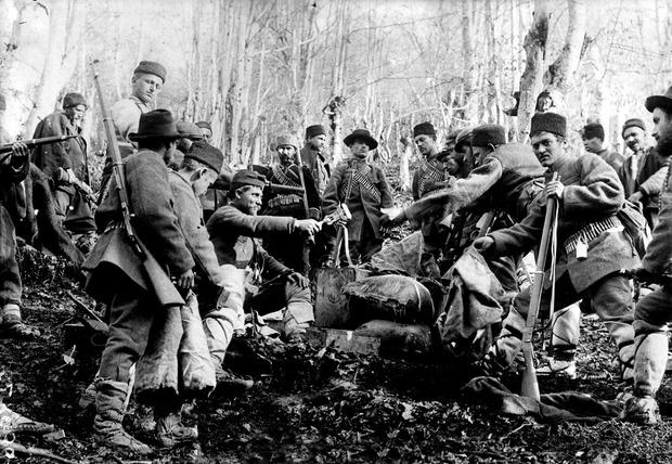 Pendant les guerres balkaniques de 1912-1913, l'expansionnisme des Etats balkaniques pousse l'Autriche-Hongrie à s'entendre avec l'empire ottoman. Sur la photo : des volontaires macédoniens reçoivent une cargaison d'armes.