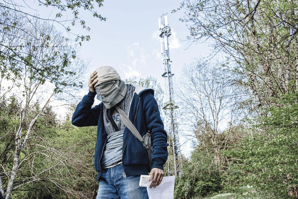 A l'approche d'une antenne-relais, Julien souffre de symptômes aggravés par les ondes : maux de tête, pertes de mémoire, étourdissements, nausées, acouphènes, troubles du rythme cardiaque, manifestations cutanées.