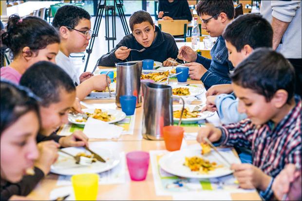 En Belgique, plus de la moitié des écoles proposent toujours la nourriture aseptisée des grands groupes industriels.