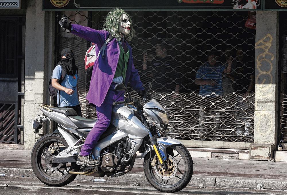 La rue s'est emparée de l'image du Joker, symbole de la contestation, comme ici à Valparaiso, au Chili, à Beyrouth, au Liban, à Yogyakarta, en Indonésie et à Marseille, en France.