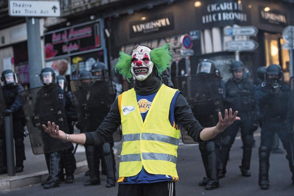 La rue s'est emparée de l'image du Joker, symbole de la contestation, comme ici à Valparaiso, au Chili, à Beyrouth, au Liban, à Yogyakarta, en Indonésie et à Marseille, en France.