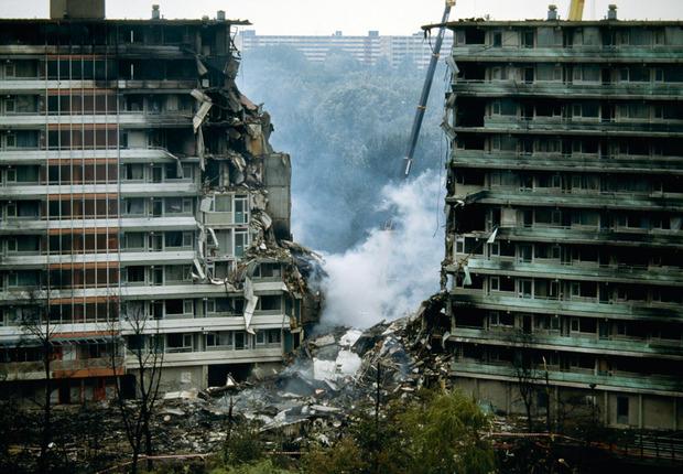Le 4 octobre 1992, un Boeing 747 cargo israélien s'écrase sur un quartier d'Amsterdam, tuant 43 personnes. Il transportait en outre des composants d'armes chimiques.
