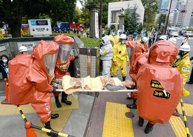 Exercice dans le métro de Tokyo, vingt ans après l'attaque au gaz sarin perpétrée par des membres de la secte Aum.