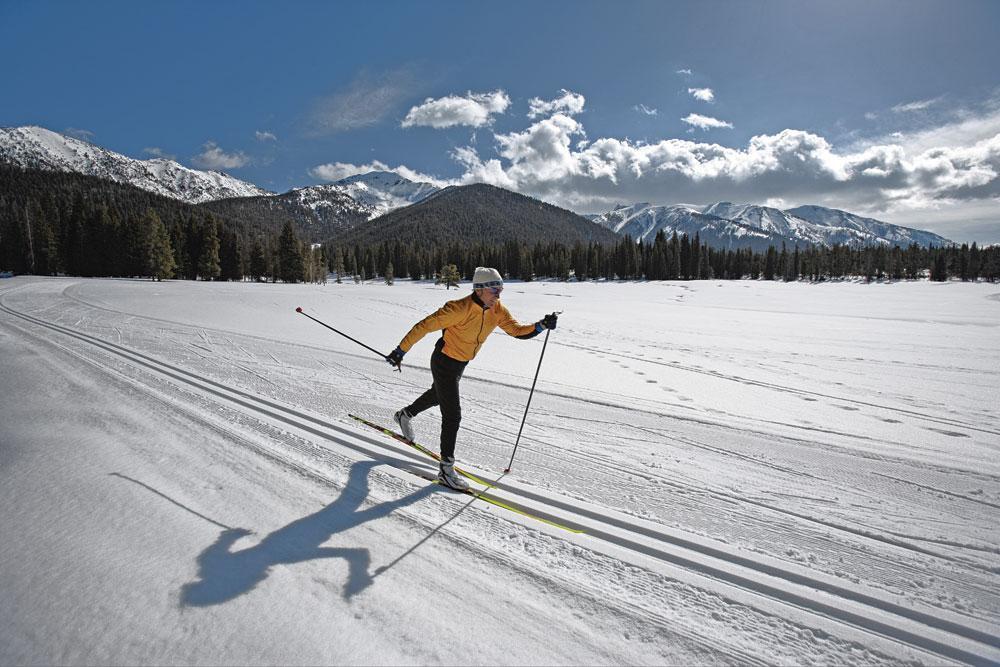 ski de fond Un avantage du ski de fond est qu'il peut se pratiquer aussi dans les régions sans montagnes, pour peu qu'on y trouve de la neige - et idéalement en abondance,
