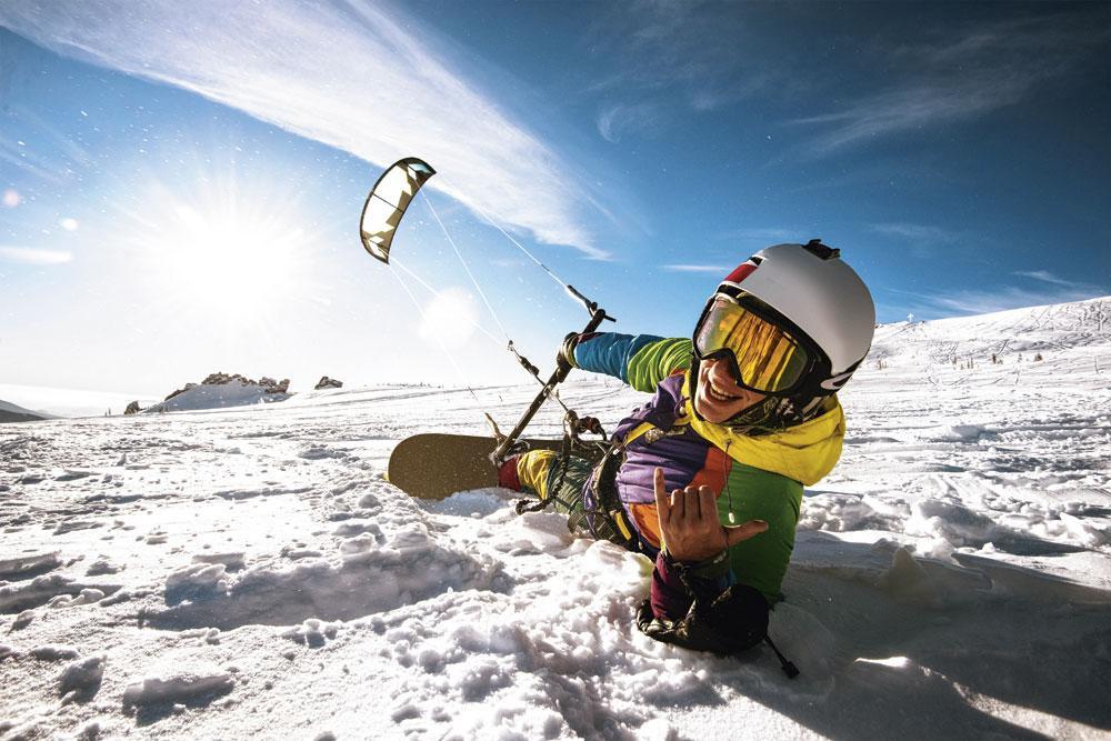 PARASKI Le paraski ou snowkite consiste à se laisser tracter par un cerf-volant (kite), perché sur des skis ou une planche de snowboard ; c'est, en quelque sorte, la version 